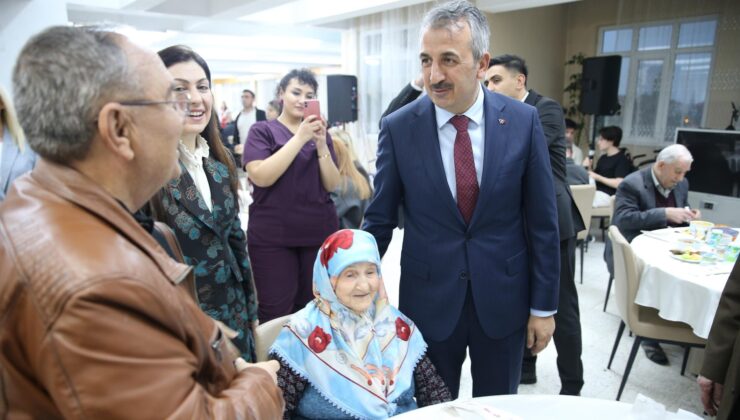 Sezer, huzurevinde iftar yaptı