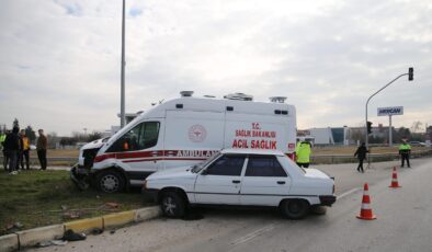 Hasta taşıyan ambulansla çarpıştı!