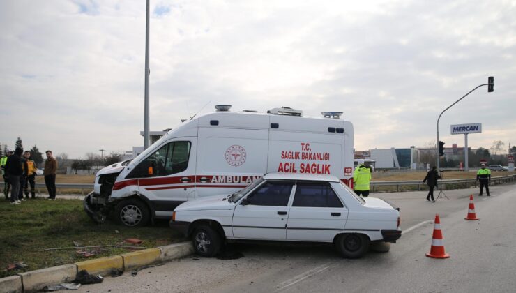 Hasta taşıyan ambulansla çarpıştı!
