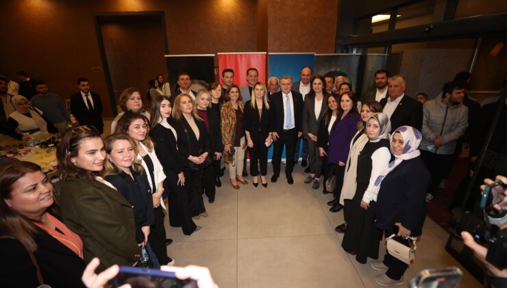 Bakan Bak, gençlerle buluştu