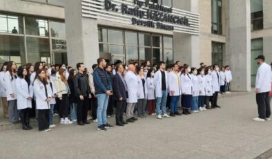 Öğrencilerden Andımız’la protesto