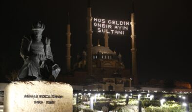 Selimiye’nin mahyası geceyi aydınlattı