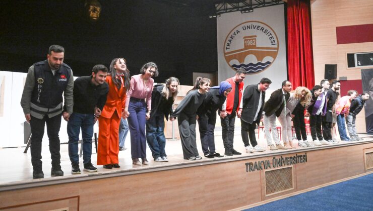 Yeşilay’dan tiyatro oyununa destek