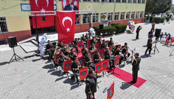 Askeri bandodan köy okulunda konser