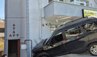 Evin balkonunda asılı kaldı!