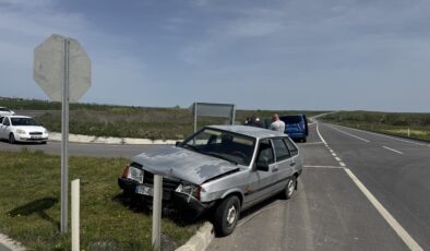 İki otomobil kavşakta çarpıştı