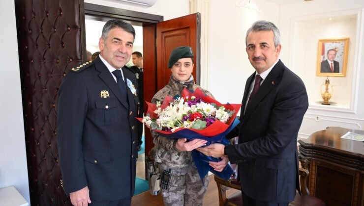 Polislerden Vali Sezer’e çiçek