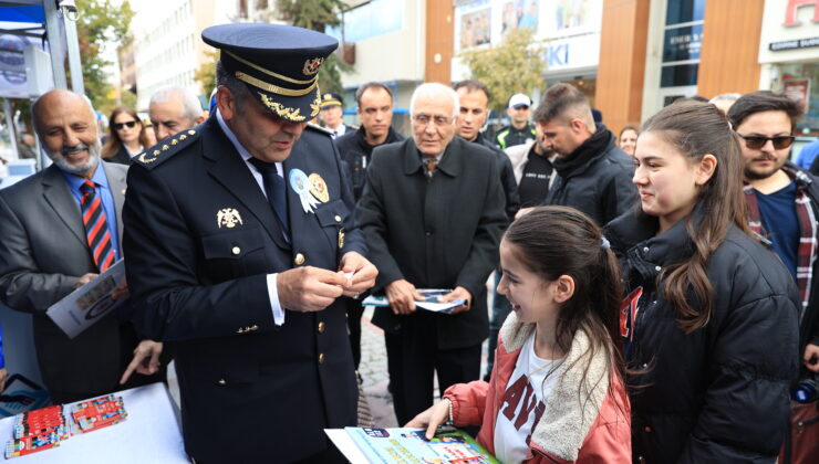 Vatandaşlara polis rozeti taktı
