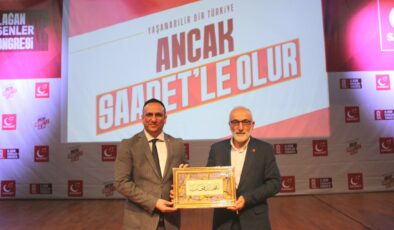 Tekin, ilçe kongrelerinden seslendi