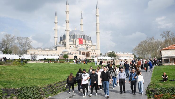Sınır kapılarından 404 bin yolcu geçti