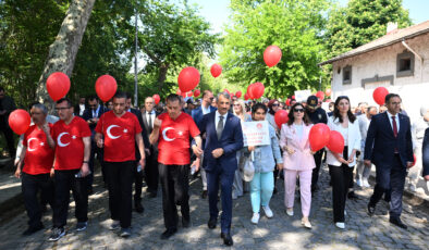 Mutlu aile balonları gökyüzüne bırakıldı