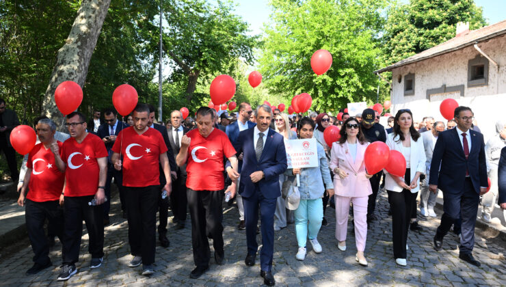 Mutlu aile balonları gökyüzüne bırakıldı