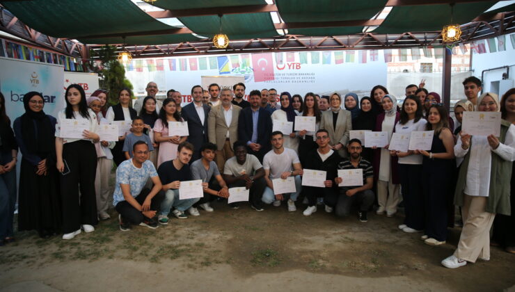 Uluslararası Öğrencilerin mezuniyet sevinci