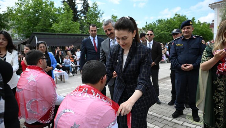 Engelli öğrencilere asker kınası yakıldı