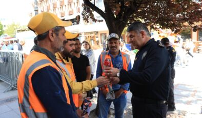 Emniyet Müdürü Karaburun’dan işçilere çiçek
