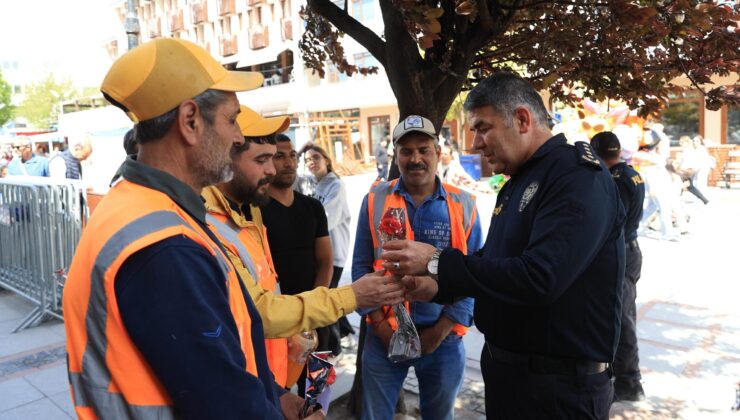 Emniyet Müdürü Karaburun’dan işçilere çiçek