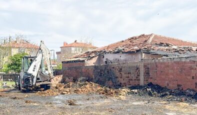 Samanlık yangını korkuttu!