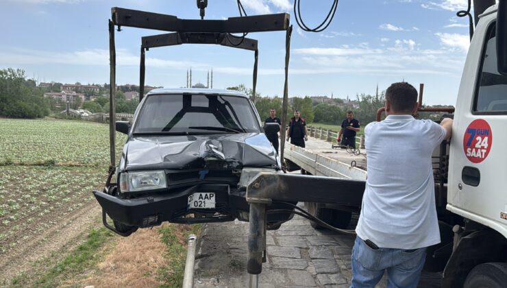 Tarihi köprünün bariyerlerine çarptı