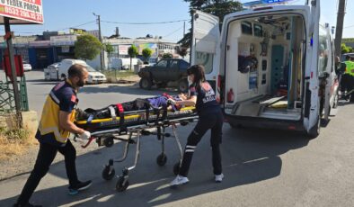 Hafif ticari araç ile motosiklet çarpıştı