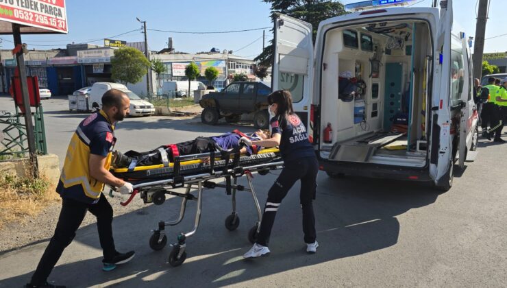 Hafif ticari araç ile motosiklet çarpıştı