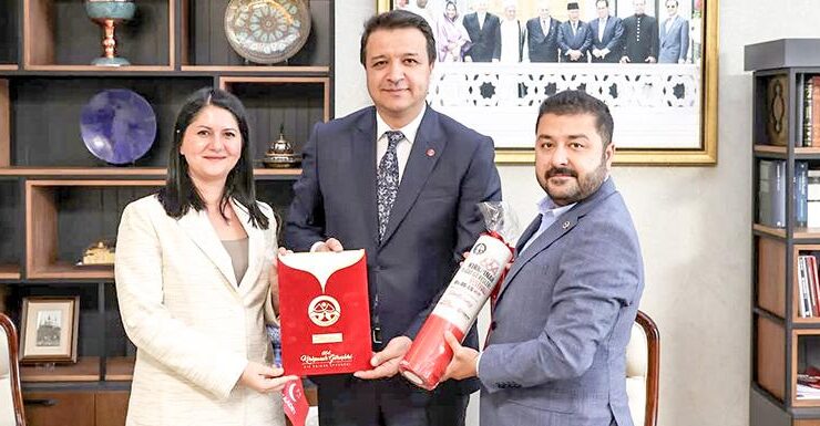 Arıkan’a kırmızı dipli mumla davet
