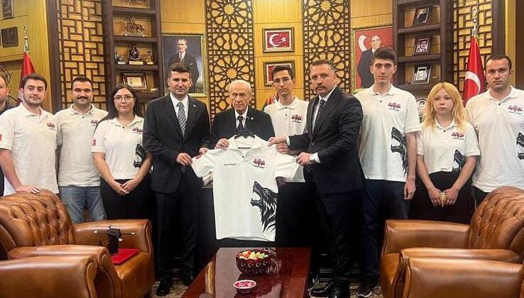 Bahçeli’ye TÜRKHAN İHA prototipi hediye edildi