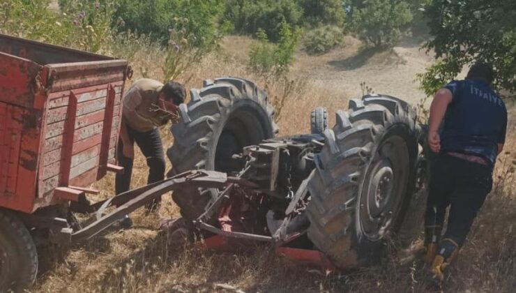 Buğday yüklü traktör devrildi