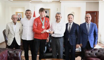 Vali Sezer dünya ikincisi sporcularla buluştu