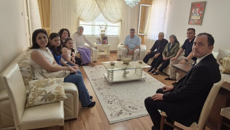 Karaburun, şehit ailelerini ziyaret etti