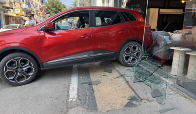 Otomobil mobilya dükkanına girdi