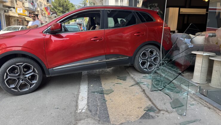 Otomobil mobilya dükkanına girdi