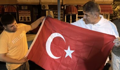 Karaburun’dan esnafa Türk Bayrağı jesti