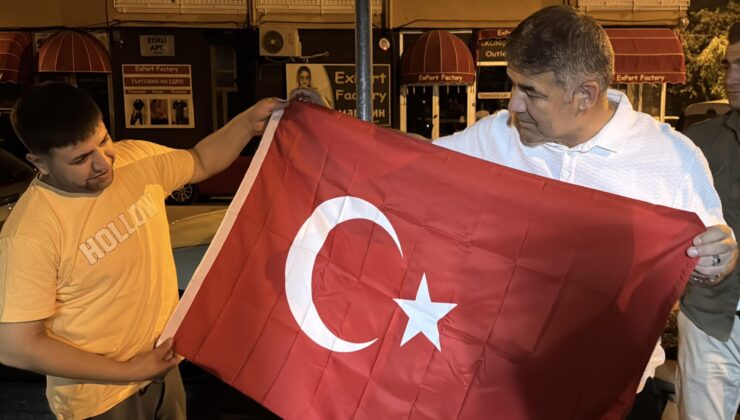 Karaburun’dan esnafa Türk Bayrağı jesti