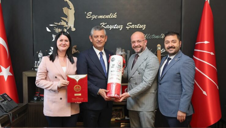 Özgür Özel’e kırmızı dipli mumla davet