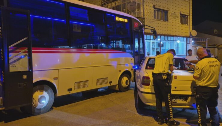 Minibüs otomobille çarpıştı