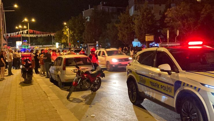 Motosiklet, hafif ticari araçla çarpıştı