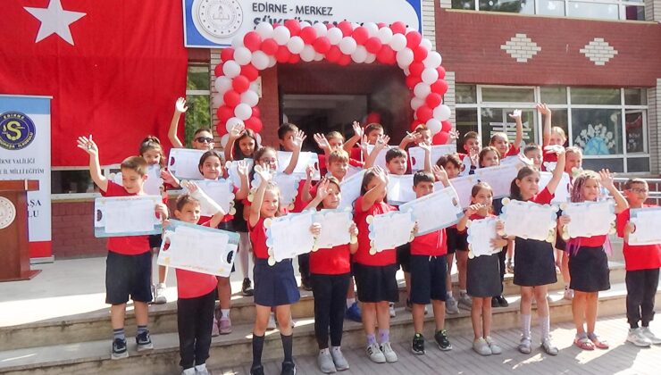 Öğrenciler karnelerini aldı