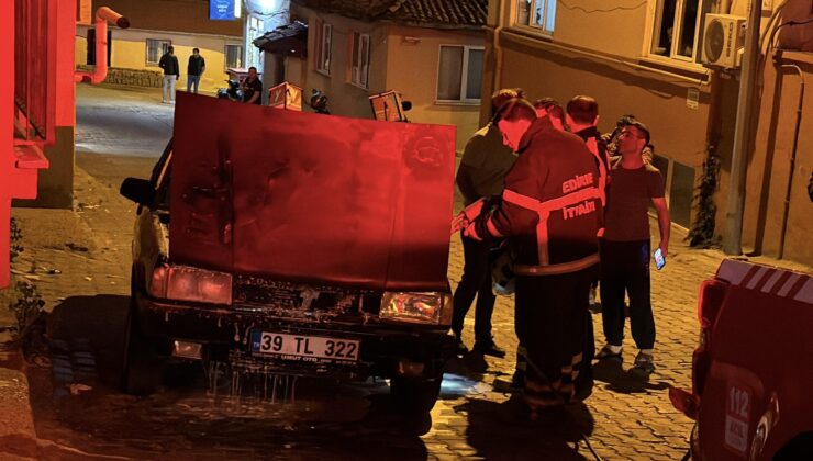 Park halindeki otomobil alev aldı