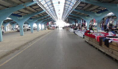 Pazarcı sinek avladı