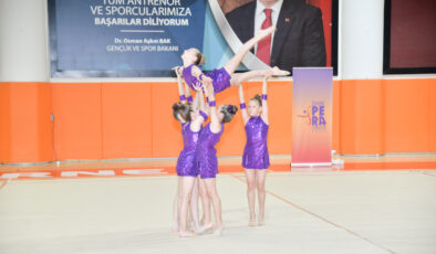 Cimnastikçilerin yıl sonu gösterisi büyüledi