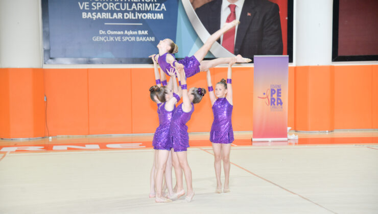 Cimnastikçilerin yıl sonu gösterisi büyüledi