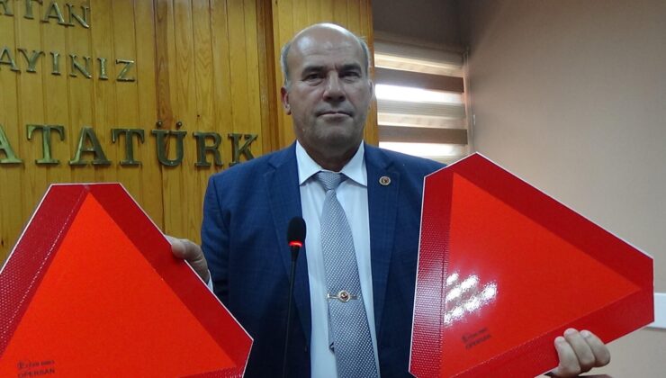 Reflektörle kürsüye çıktı