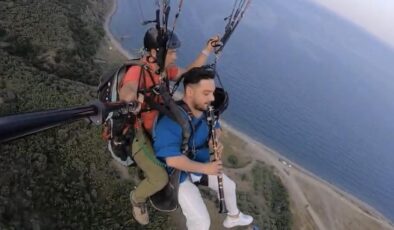 Yamaç paraşütüyle uçarken klarnet çaldı