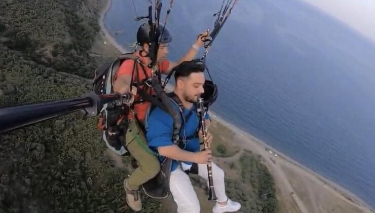 Yamaç paraşütüyle uçarken klarnet çaldı