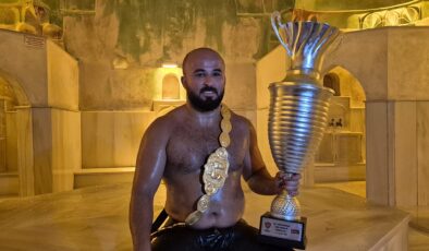 Başpehlivan hamamda yıkandı