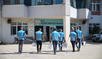 Okulların badanasını yükümlüler yapıyor