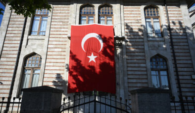 Kamu binalarına Türk bayrağı asıldı