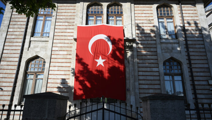 Kamu binalarına Türk bayrağı asıldı
