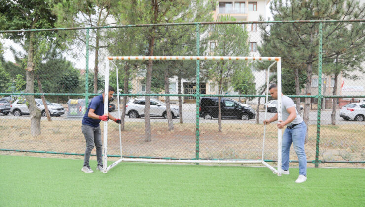 Halı sahalar yeni görünümüne kavuşuyor