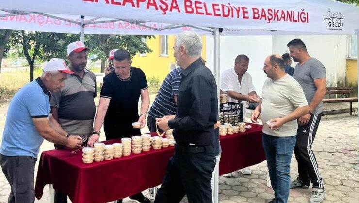 Başkan Geldi, vatandaşlara aşure dağıttı
